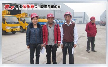 外國客戶來我公司驗收前期訂購的垃圾車、吸污車、高空作