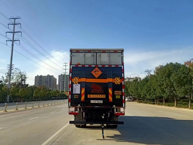 東風(fēng)6.8米D9爆破器材運輸車